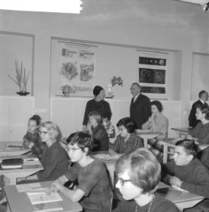 Koninklijk paar bezoekt Cartesiuslyceum. Koninklijk paar bij het verlaten van he, Bestanddeelnr 913-4820