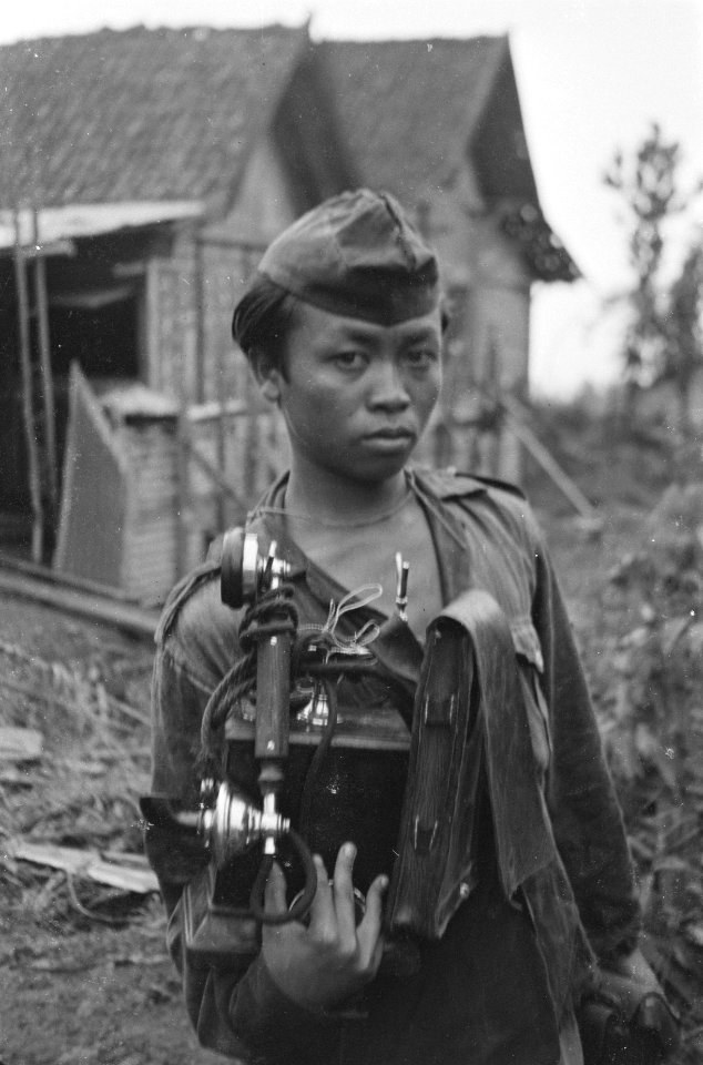 Kopeng (Salatiga sector). Deze TNI soldaat werd gevangen genomen tijdens een zui, Bestanddeelnr 425-4-7