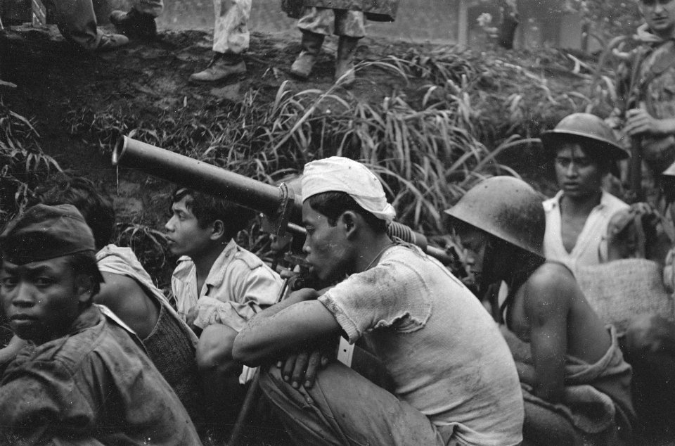Kopeng (Salatiga sector). Bij de zuiveringsactie gevangen genomen TNI-soldaten , Bestanddeelnr 425-4-5