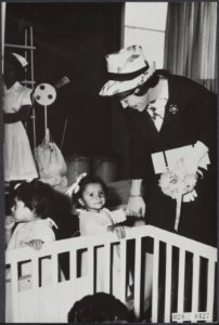 Koninklijk huis, staatsbezoeken, prinsessen, creches, kinderen, Beatrix, prinses, Bestanddeelnr 020-0427