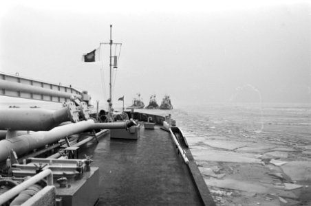 Konvooischepen met ijsbrekers op het IJsselmeer, Bestanddeelnr 924-1522