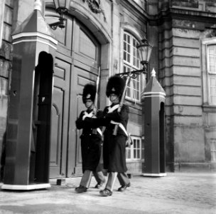 Koninklijke garde bij de toegangsdeur van Paleis Brockdorff op het plein van Slo, Bestanddeelnr 252-8700 photo