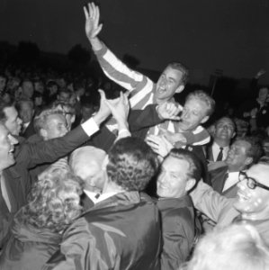 Korfbal Luto tegen Rhoda, Jaap Voorn van Luto op de schouders, Bestanddeelnr 917-8578
