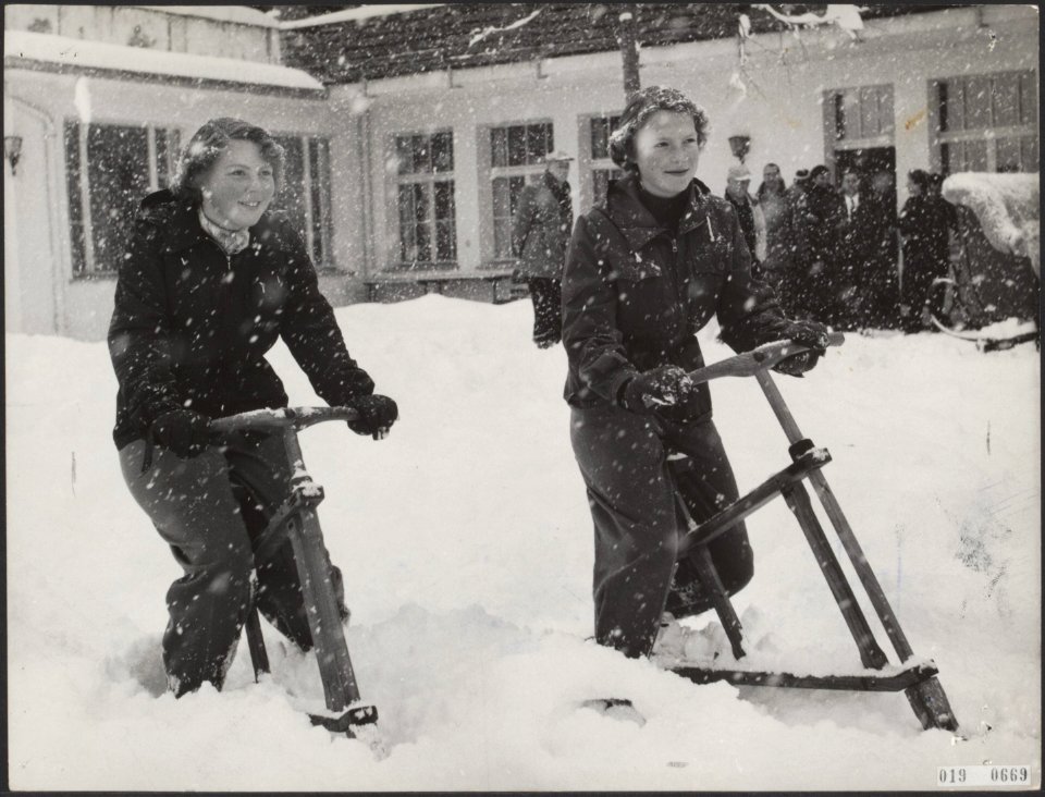 Koninklijk huis, prinsessen, wintersport, sneeuw, Beatrix, prinses, Irene, prins, Bestanddeelnr 019-0669