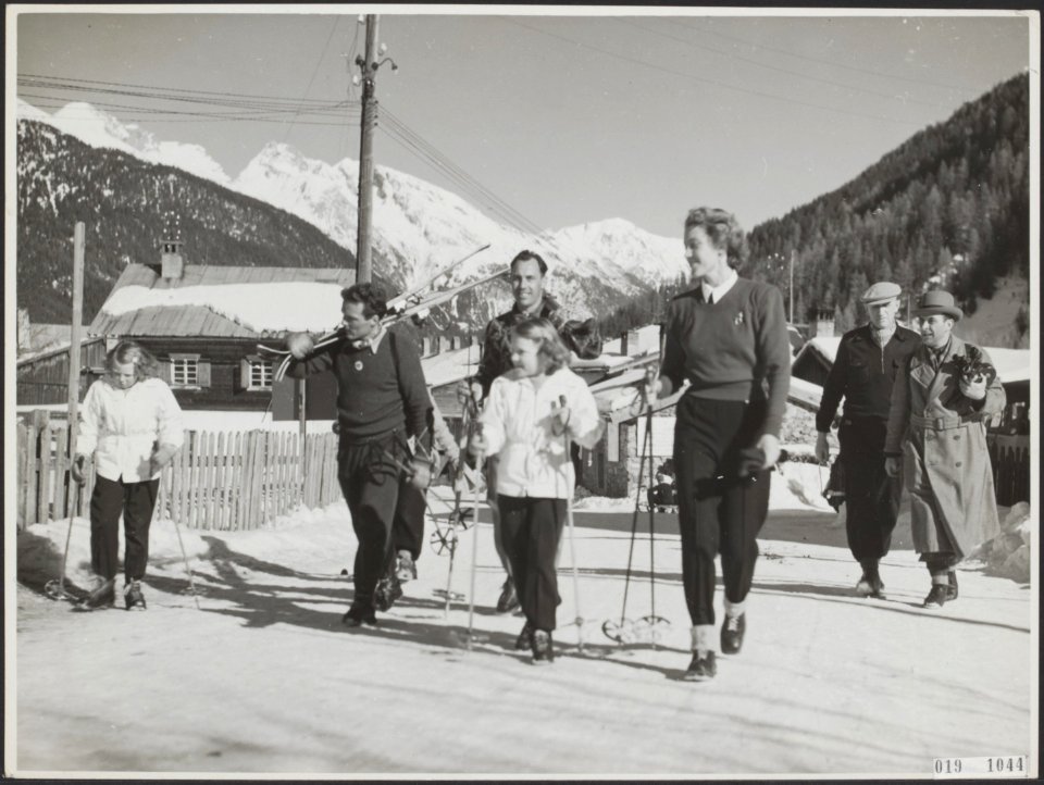 Koninklijk huis, prinsessen, wintersport, skien, Beatrix, prinses, Irene, prinse, Bestanddeelnr 019-1044
