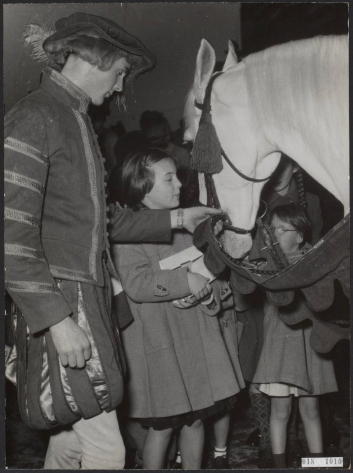 Koninklijk huis, prinsessen, Sinterklaasfeest, paarden, sint nicolaas, Margriet,, Bestanddeelnr 018-1010