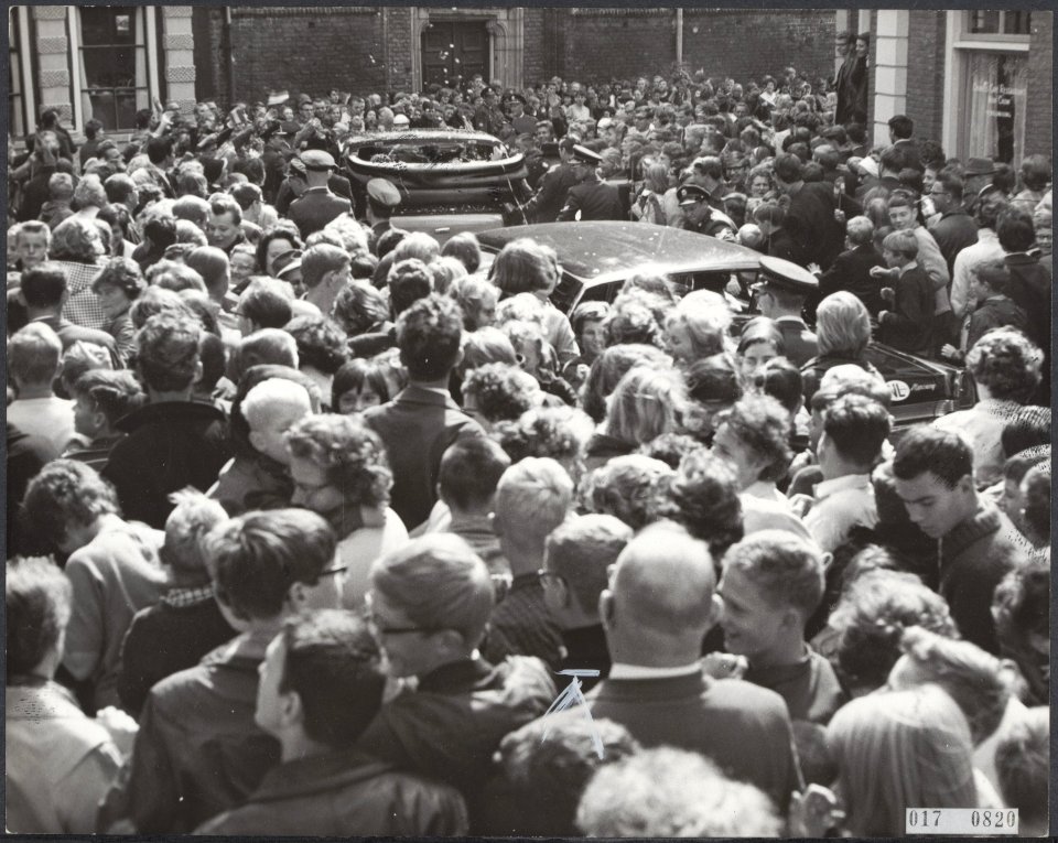 Koninklijk huis, prinsessen, prinsen, verlovingen, rijtoeren, publiek, Beatrix, , Bestanddeelnr 017-0820