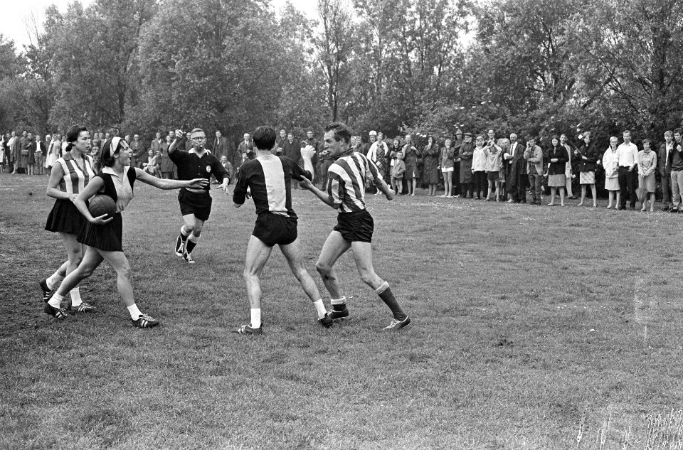 Korfbal Rhoda Amsterdam tegen Roda Westzaan , incident tijdens wedstrijd, rechts, Bestanddeelnr 919-2438