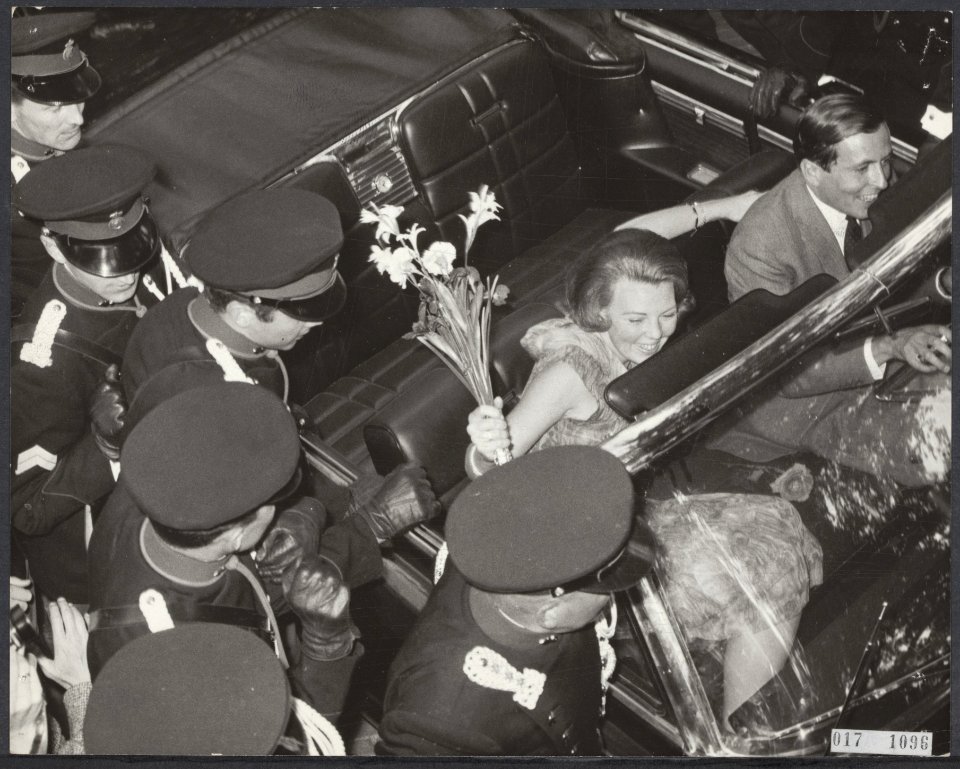 Koninklijk huis, prinsessen, prinsen, verlovingen, rijtoeren, politie, panoramas, Bestanddeelnr 017-1096
