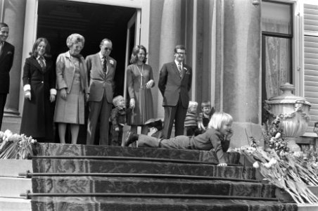 Koninklijke familie op het bordes. Willem-Alexander liggend op de trap, Bestanddeelnr 925-5689