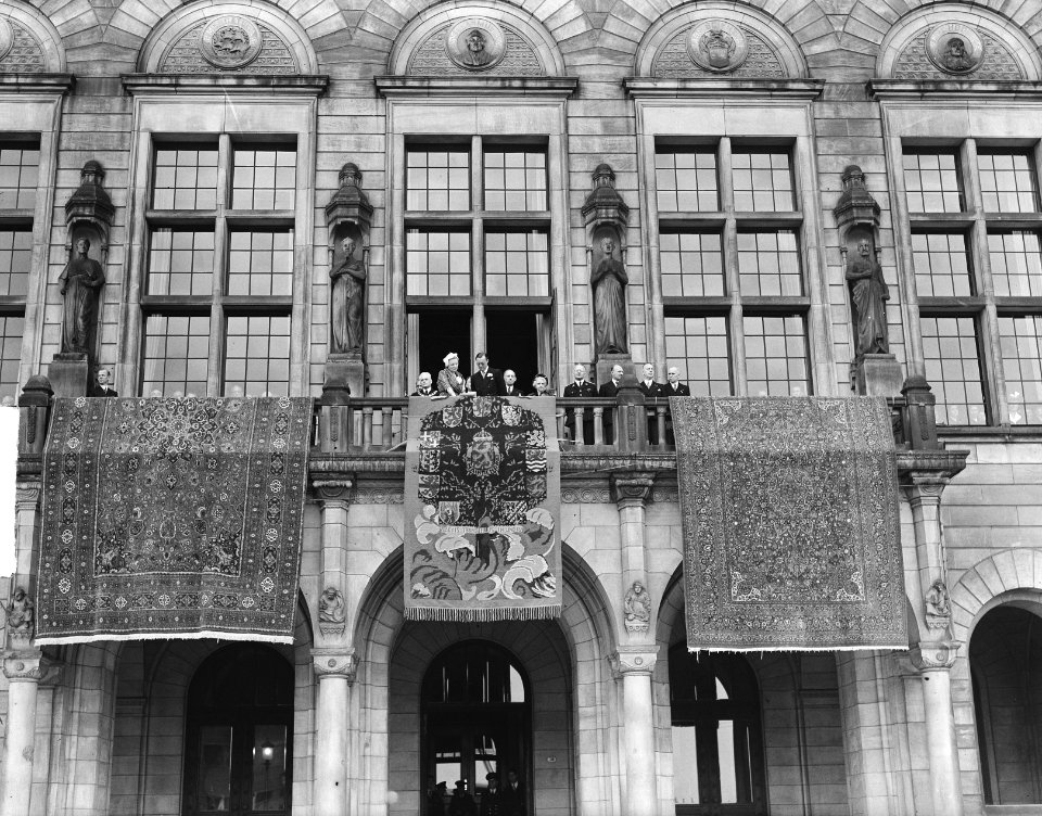 Koninklijke familie op balkon stadhuis (wuivend), Bestanddeelnr 903-3829