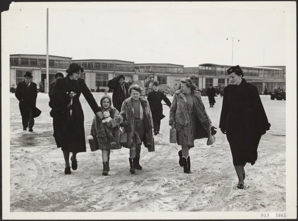 Koninklijk huis, prinsessen, VERTREKKEN, vliegvelden, Beatrix, prinses, Irene, p, Bestanddeelnr 019-1065