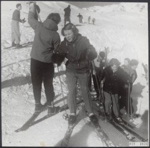 Koninklijk huis, prinsessen, wintersport, skien, Beatrix, prinses, Irene, prinse, Bestanddeelnr 019-1036 photo