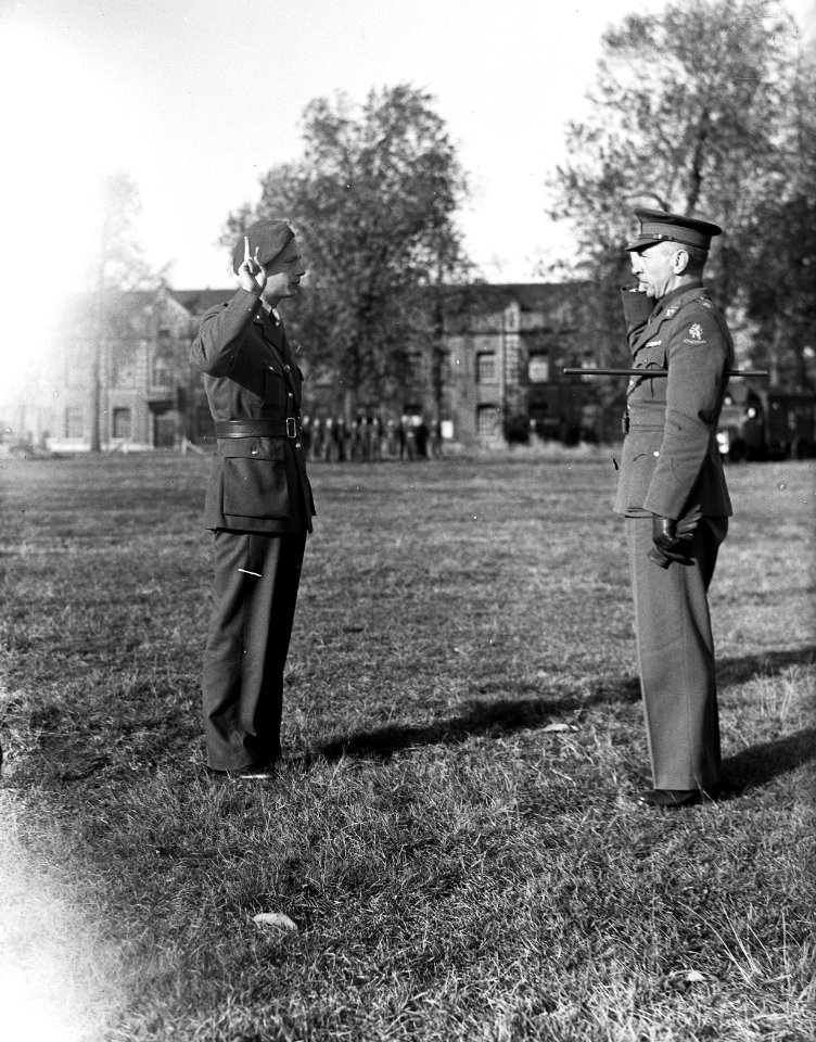 Koninklijke Landmacht. Eedaflegging en Decoratie te Amersfoort. De Eed, Bestanddeelnr 903-0764