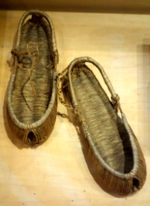 Korean sandals (chipshin), c. 1950s, straw - Bata Shoe Museum - DSC00201