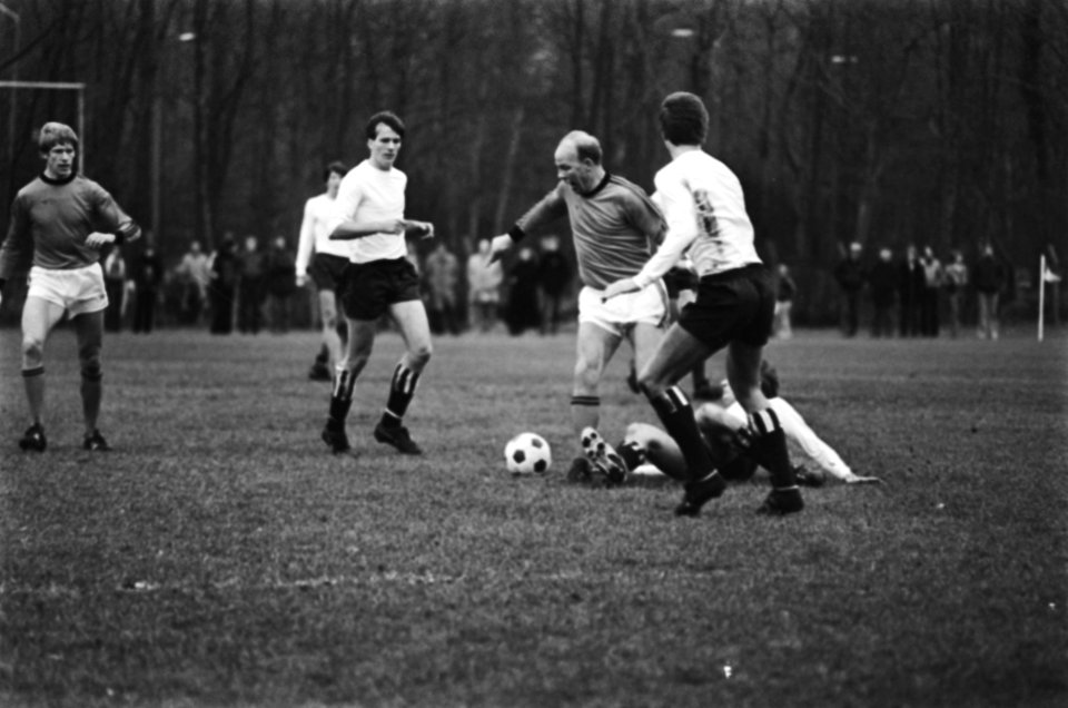 Koninklijke HFC tegen Oud Internationals in Haarlem(voetbal) Roel Wiersma in ac, Bestanddeelnr 929-5066