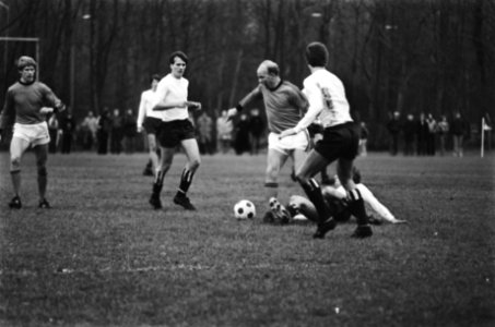 Koninklijke HFC tegen Oud Internationals in Haarlem(voetbal) Roel Wiersma in ac, Bestanddeelnr 929-5066