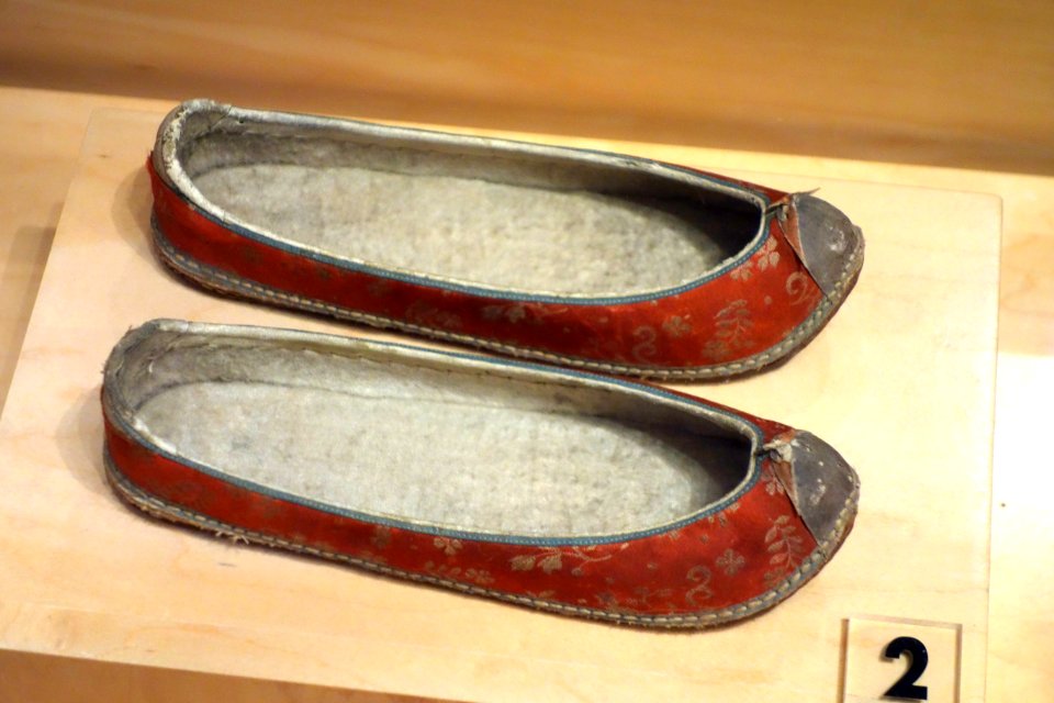 Korean shoes for upper-class woman (woon-hye), c. 1880s, silk - Bata Shoe Museum - DSC00207