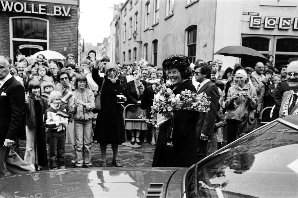 Koninklijk Paar bezoekt Overijssel Koningin Beatrix tijdens bezoek Zwolle bij e, Bestanddeelnr 930-8863