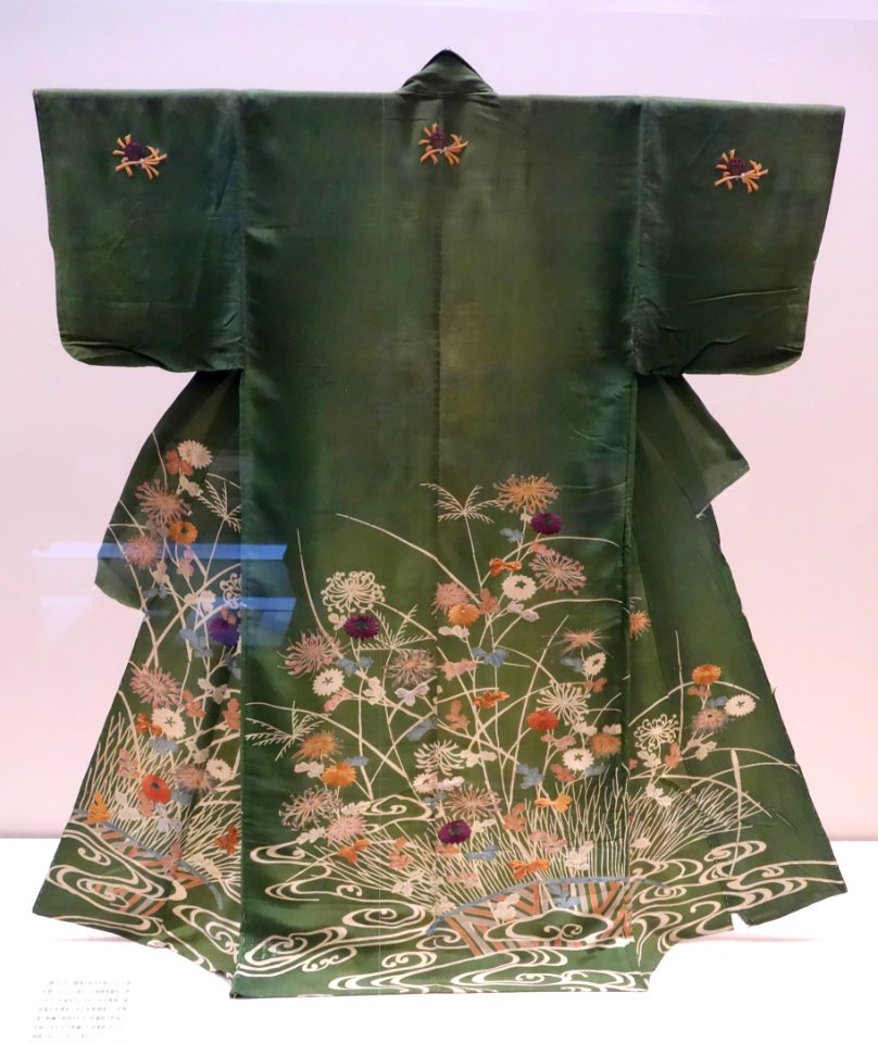 Kosode (garment with small wrist openings), Edo period, 18th century, design of autumn grasses and brushwood fences in water on light green chirimen crepe ground - Tokyo National Museum - DSC06215