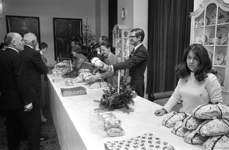 Koninklijk Huis houdt jaarlijks Kerstfeest voor personeel op Huis ten Bosch , De, Bestanddeelnr 924-1214