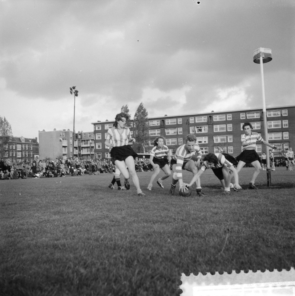 Korfbal Blauw-Wit tegen Luto, Betty van Os weert zich, Bestanddeelnr 910-7740