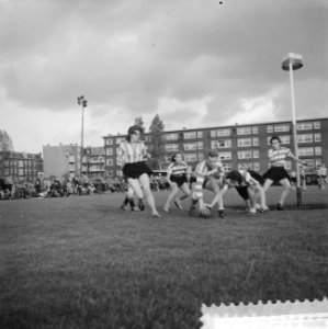 Korfbal Blauw-Wit tegen Luto, Betty van Os weert zich, Bestanddeelnr 910-7740