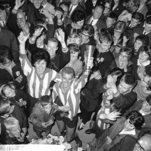 Korfbal Luto tegen Rhoda, Jaap Voorn van Luto op de schouders, Bestanddeelnr 917-8579