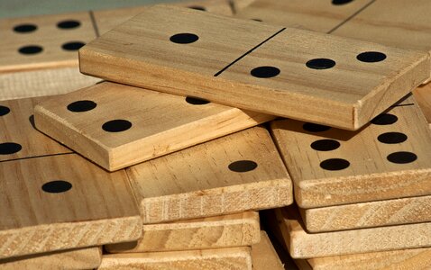 Dominos play player