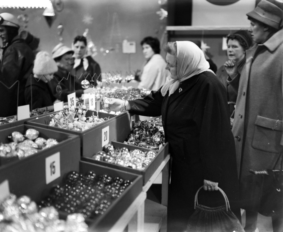 Kopen van kerstversieringen voor kerstboom, Bestanddeelnr 911-8902