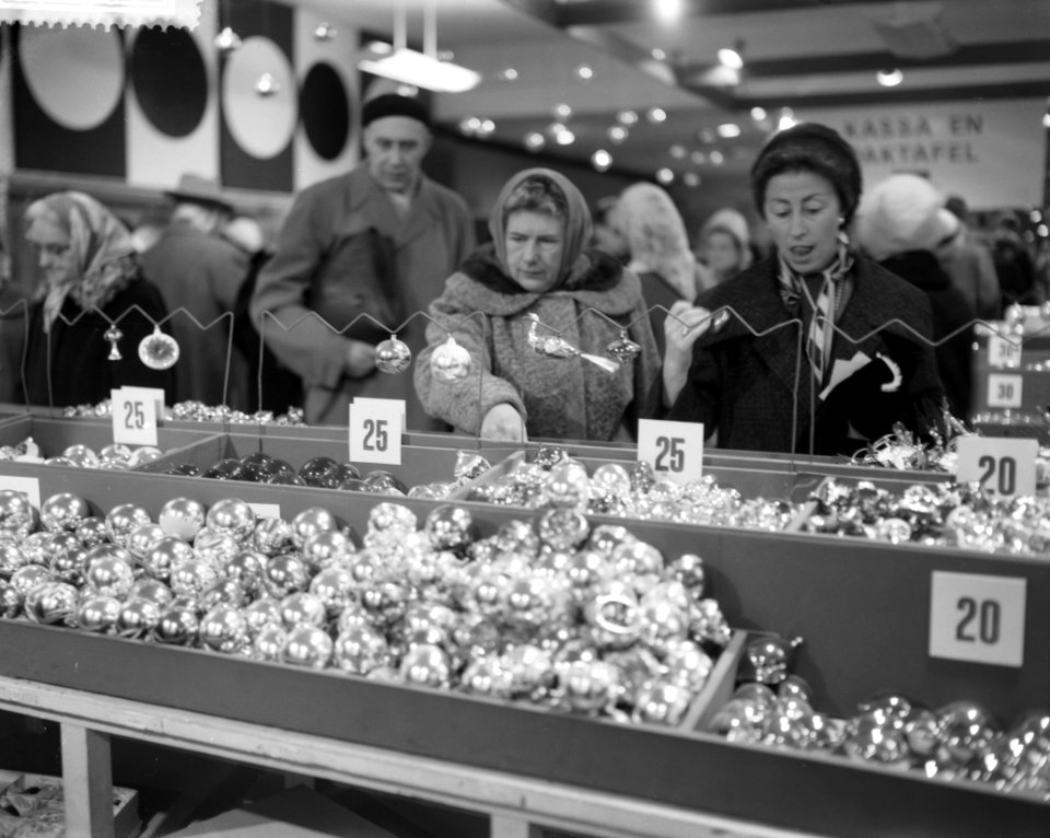 Kopen van kerstversieringen voor kerstboom, Bestanddeelnr 911-8901