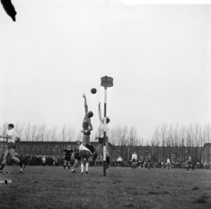 Korfbal Ons Eibernest tegen Westerkwartier, aanval van Ons Eibernest, Bestanddeelnr 917-0503