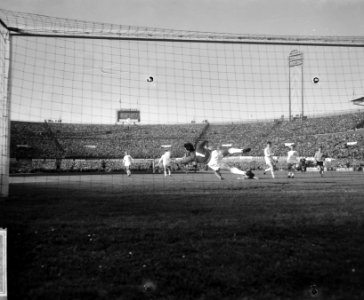 Kopbal van Henk Groot , verder v.l.n.r. Leingruber, keeper Elsener, Dürr en Führ, Bestanddeelnr 918-3268