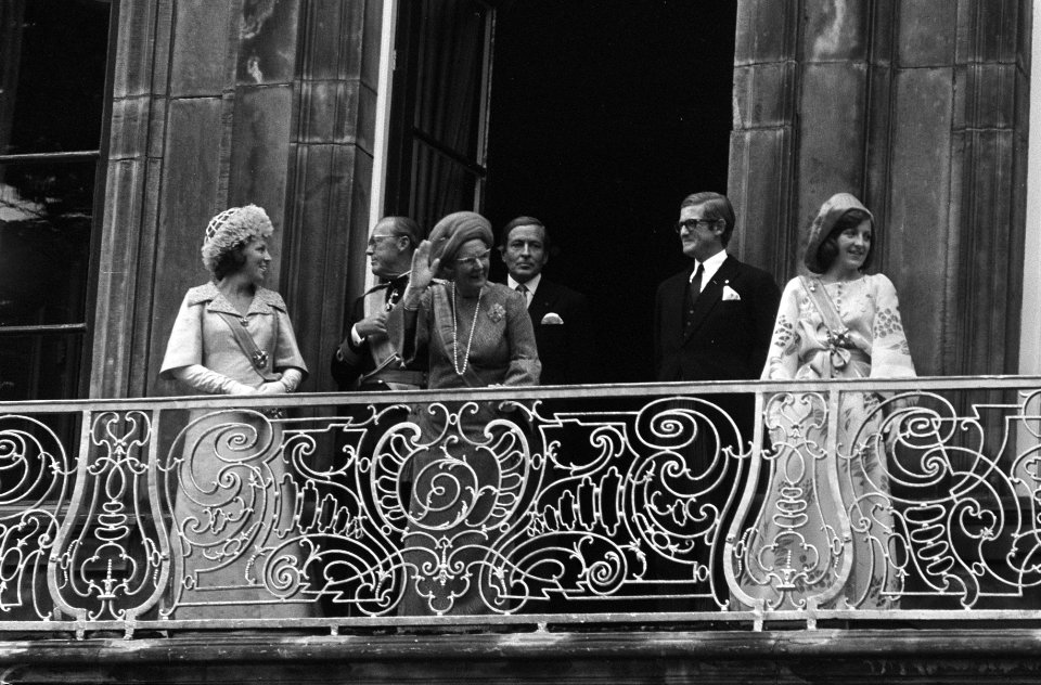 Koninklijke familie op balkon Lange Voorhout , zwaaiend, Bestanddeelnr 926-6908