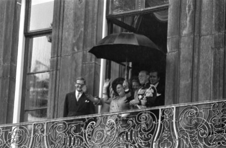 Koninklijke Familie op balkon Lange Voorhout in de regen, Bestanddeelnr 923-8451