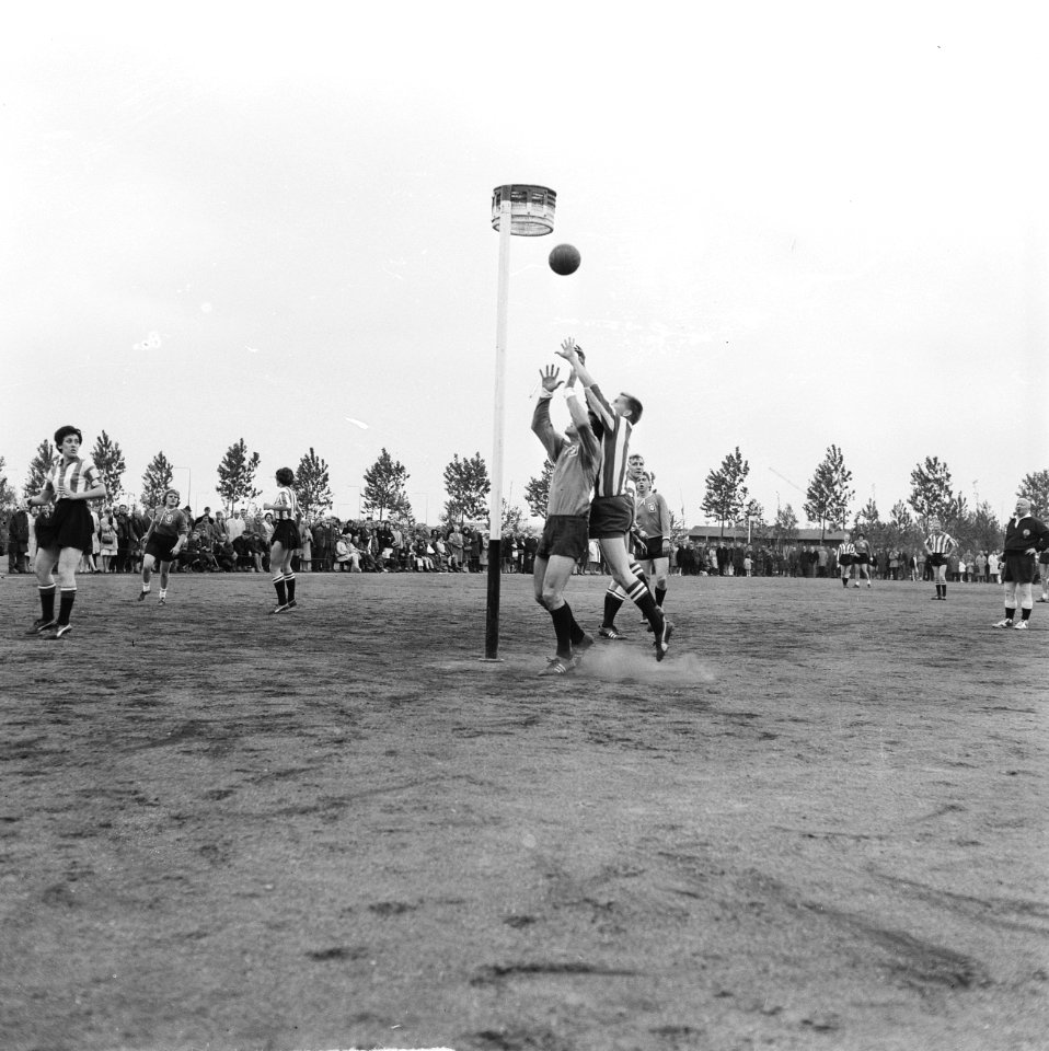 Korfbal Luto tegen Ons Eibernest 4-3, spelmoment v.l.n. Voog van Zwol , Reuter e, Bestanddeelnr 917-8240