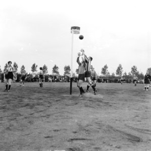 Korfbal Luto tegen Ons Eibernest 4-3, spelmoment v.l.n. Voog van Zwol , Reuter e, Bestanddeelnr 917-8240