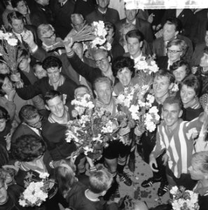 Korfbal Luto tegen Rhoda, Rien Munnikes met de beker en bloemen tussen zijn mede, Bestanddeelnr 917-8577