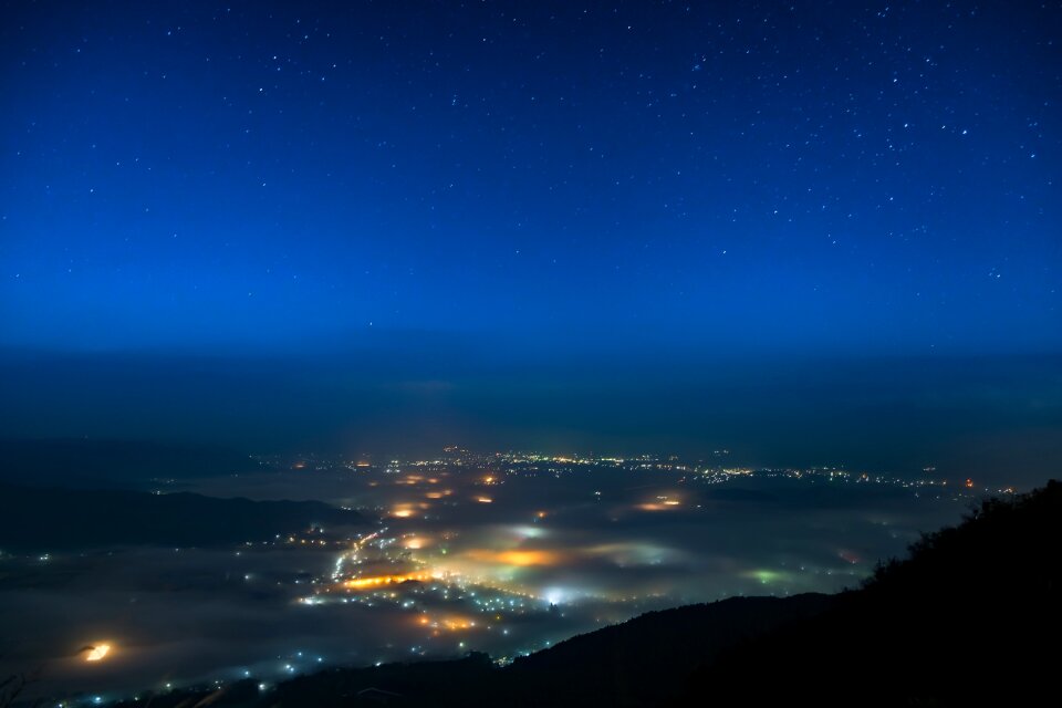 Cloud sea of ​​clouds night view