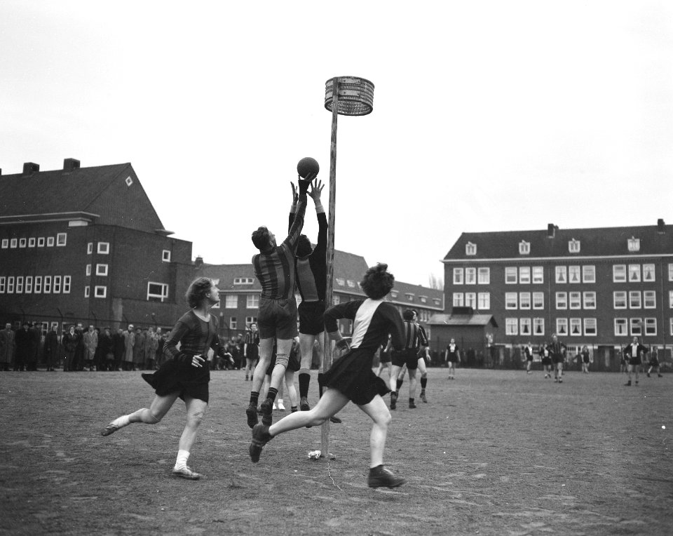 Korfbal Rhoda tegen Koog Zaandijk Spelmoment aanval van Rhoda, Bestanddeelnr 908-1729