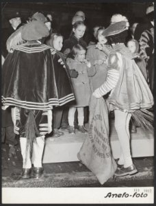Koninklijk huis, prinsessen, sinterklaasfeesten, snoep, sint nicolaas, Christina, Bestanddeelnr 019-0937