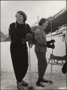 Koninklijk huis, prinsessen, wintersport, Beatrix, prinses, Irene, prinses, Bestanddeelnr 019-1075 photo