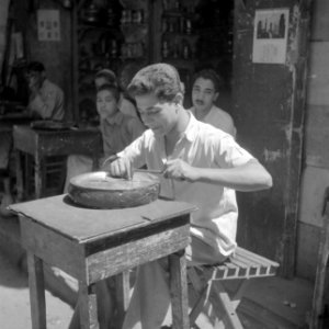Koperslager aan het werk in de oude stad van Cairo, Bestanddeelnr 255-6614