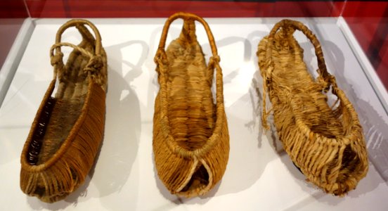 Korean jipsin (rice straw) and samshin (hemp), 1981 - Bata Shoe Museum - DSC00391