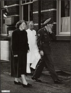 Koninklijk huis, prinsessen, VERTREKKEN, ziekenhuizen, Beatrix, prinses, Bernhar, Bestanddeelnr 017-0202