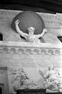 Koninklijk Paleis op de Dam na de restauratie. Enorme Atlasfiguur in Burgerzaal, Bestanddeelnr 921-2838