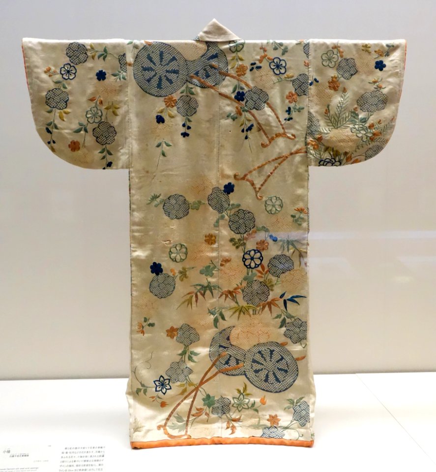Kosode (garment with small wrist openings), Edo period, 18th century, flower cart design on white figured satin ground - Tokyo National Museum - DSC06203