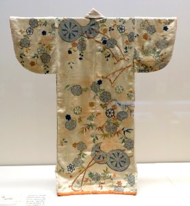 Kosode (garment with small wrist openings), Edo period, 18th century, flower cart design on white figured satin ground - Tokyo National Museum - DSC06203