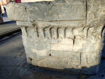 Konya Kültürpark çeşmesi yanındaki taş