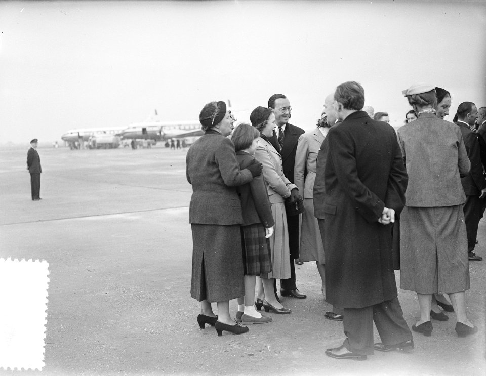Koninklijk paar terug uit de West op Schiphol, Bestanddeelnr 907-4248